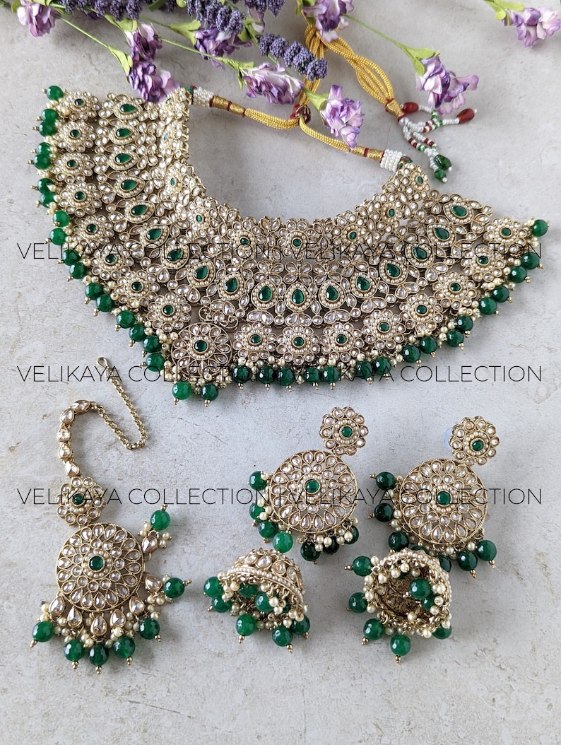 Green kundan choker necklace set with jhumka and tikka. Indian wedding necklace set. Pakistani wedding jewelry set. Bollywood wedding jewelry. Emerald necklace set. Pakistani necklace set. Kundan jewelry set. Polki jewelry. Indian bridal jewelry set