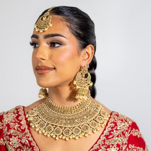 Gold Indian Bridal necklace set / Indian Bridal Jewelry / Indian earrings tikka / Indian Jewelry / Pakistani jewelry / Sabyasachi Jewelry image 3