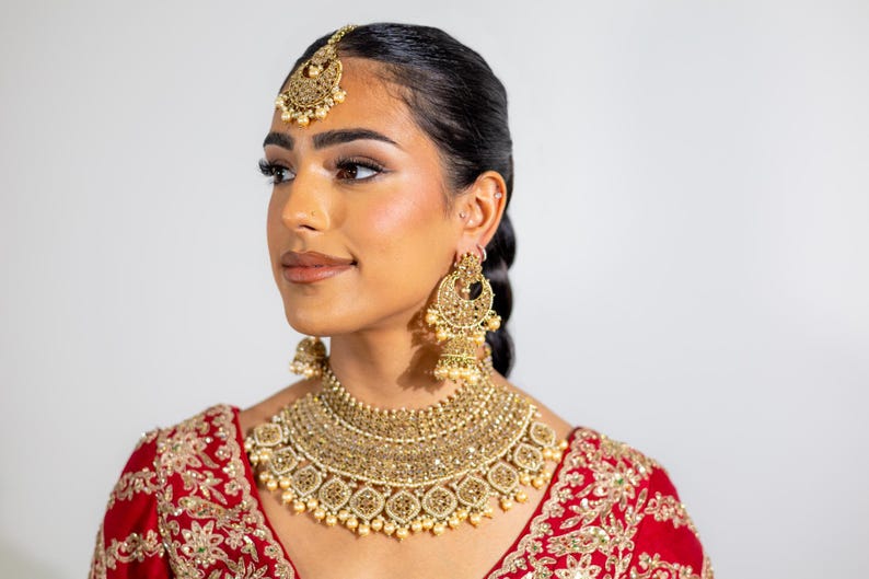 Gold Indian Bridal necklace set / Indian Bridal Jewelry / Indian earrings tikka / Indian Jewelry / Pakistani jewelry / Sabyasachi Jewelry image 3