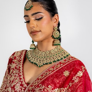 Collar de novia verde Jhumka Tikka Joyería de boda india Joyería pakistaní de esmeraldas Joyería punjabi de Bollywood Conjunto de collar gargantilla Polki imagen 4