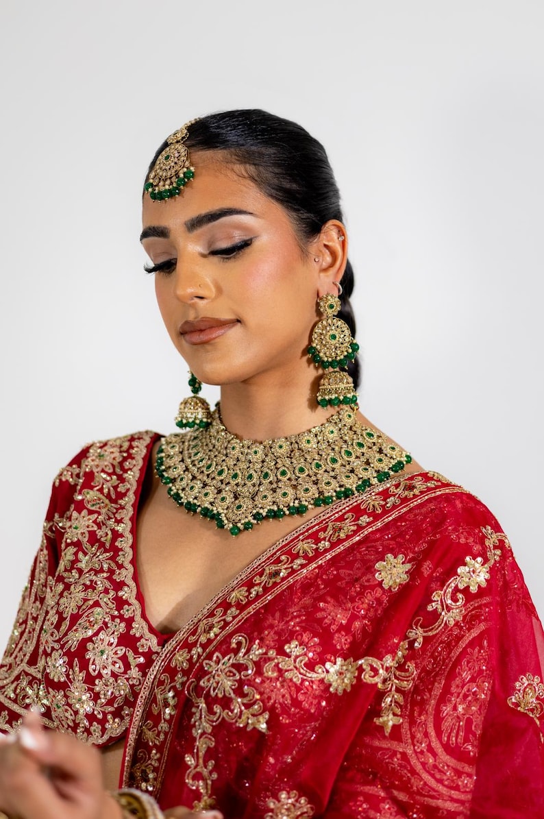 Collar de novia verde Jhumka Tikka Joyería de boda india Joyería pakistaní de esmeraldas Joyería punjabi de Bollywood Conjunto de collar gargantilla Polki imagen 4