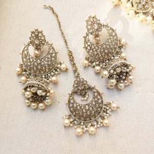 Gold necklace set with chandbali earrings and tikka. Polki choker necklace set. Indian wedding jewelry. Pakistani wedding jewelry. Bollywood necklace set. Punjabi jewelry set. Kundan necklace jhumka. Antique gold-plated necklace. Champagne stones.