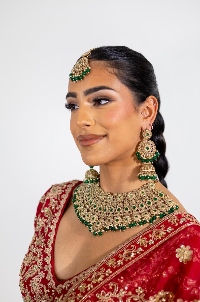 Collar de novia verde Jhumka Tikka Joyería de boda india Joyería pakistaní de esmeraldas Joyería punjabi de Bollywood Conjunto de collar gargantilla Polki imagen 1