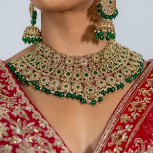 Collar de novia verde Jhumka Tikka Joyería de boda india Joyería pakistaní de esmeraldas Joyería punjabi de Bollywood Conjunto de collar gargantilla Polki imagen 2
