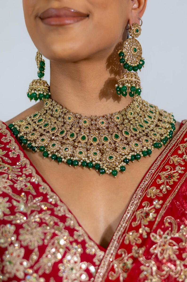Collar de novia verde Jhumka Tikka Joyería de boda india Joyería pakistaní de esmeraldas Joyería punjabi de Bollywood Conjunto de collar gargantilla Polki imagen 2
