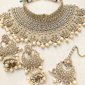 Gold necklace set with chandbali earrings and tikka. Polki choker necklace set. Indian wedding jewelry. Pakistani wedding jewelry. Bollywood necklace set. Punjabi jewelry set. Kundan necklace jhumka. Antique gold-plated necklace. Champagne stones.