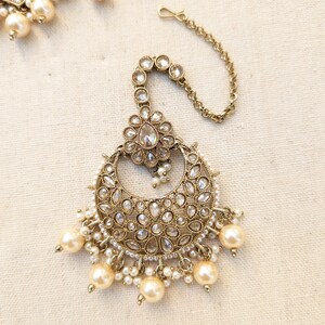 Gold necklace set with chandbali earrings and tikka. Polki choker necklace set. Indian wedding jewelry. Pakistani wedding jewelry. Bollywood necklace set. Punjabi jewelry set. Kundan necklace jhumka. Antique gold-plated necklace. Champagne stones.