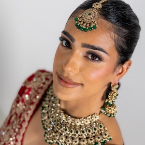 Collar de novia verde Jhumka Tikka Joyería de boda india Joyería pakistaní de esmeraldas Joyería punjabi de Bollywood Conjunto de collar gargantilla Polki imagen 3