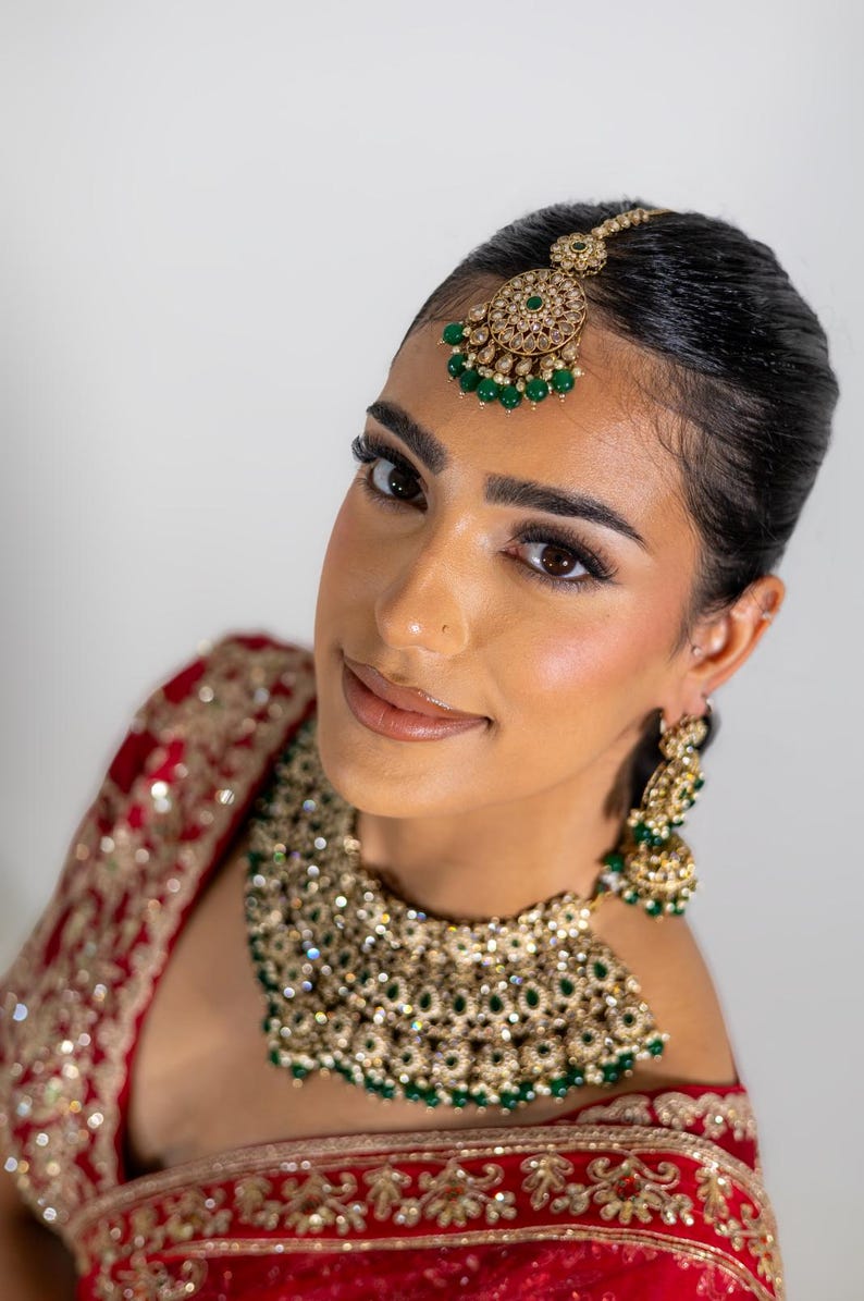 Collar de novia verde Jhumka Tikka Joyería de boda india Joyería pakistaní de esmeraldas Joyería punjabi de Bollywood Conjunto de collar gargantilla Polki imagen 3