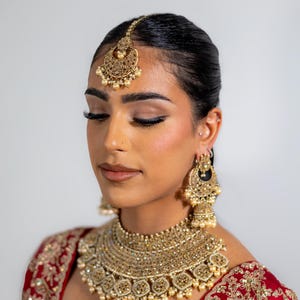 Gold Indian Bridal necklace set / Indian Bridal Jewelry / Indian earrings tikka / Indian Jewelry / Pakistani jewelry / Sabyasachi Jewelry Style 2