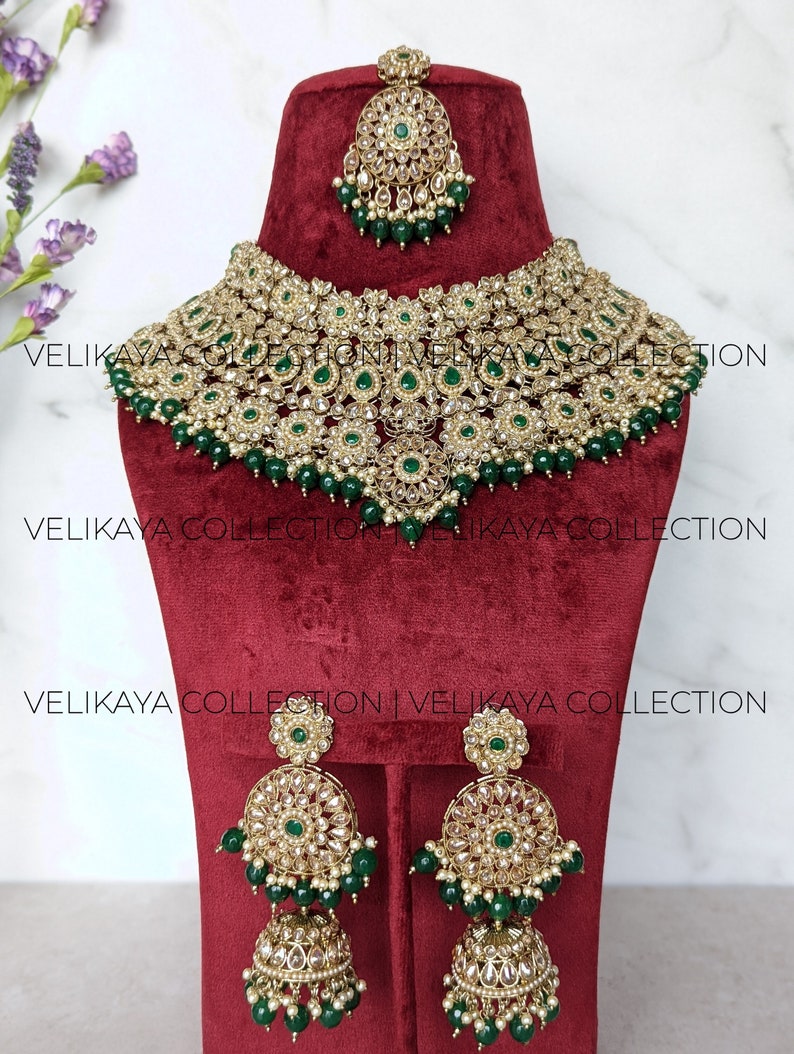 Kundan choker necklace, emerald wedding necklace set. pakistani wedding jewelry set. Pakistani green necklace jhumka tikka. Indian wedding jewelry set. Green wedding choker necklace and jhumka earrrings.