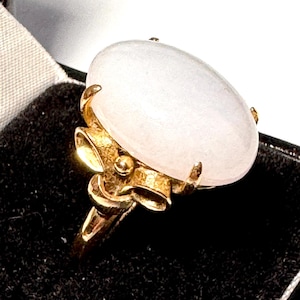 Large Vintage 1940&#39;s 14K Yellow Gold Lavender Jadeite Jade Ring,
