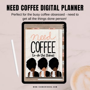 Puede incluir: Un planificador digital en la pantalla de una tableta con el texto "need coffee to-do the things" en negro y rosa. Tres mujeres negras con cabello afro sostienen tazas de café. El planificador tiene secciones para pegatinas, objetivos y notas.