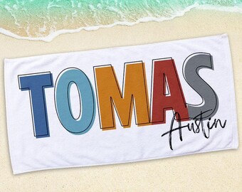 Toalla de playa personalizada: fuente multicolor y nombre personalizado