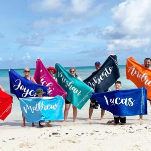 Toalha de praia personalizada: nome em cursiva, presente de férias personalizado