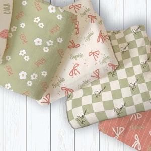 Puede incluir: Cinco mantas para beb&eacute; con diferentes patrones y nombres. Las mantas est&aacute;n hechas de tela suave y afelpada y presentan una variedad de colores, incluyendo verde, crema y rosa. Los nombres en las mantas son Cara, Vicky, Sophie y Roman.