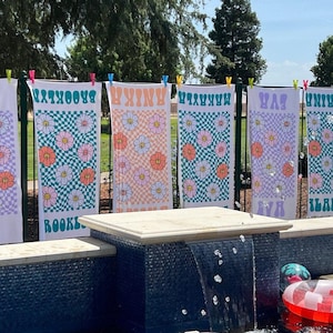 RETRO multi-stijl gepersonaliseerde strandlaken naam badhanddoek aangepaste zwembadhanddoek strandlaken met naam buiten verjaardag vakantie cadeau