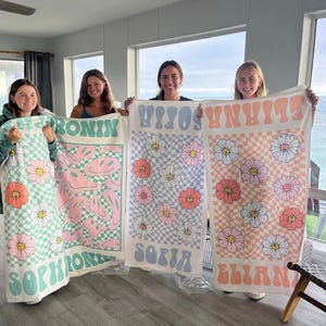 Asciugamano da spiaggia retrò personalizzato con nome - Regalo di compleanno e vacanze personalizzato per ragazze, accessorio estivo da spiaggia multi-stile