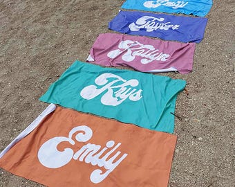 Bold Font Style Personalisierte Strandtuch Personalisierte Name Badetuch Benutzerdefinierte Pool Handtuch Strandtuch mit Name außerhalb Geburtstag Urlaub Geschenk