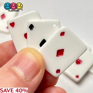 Könnte beinhalten: Vier weiße Spielkarten mit roten Symbolen. Die Karten sind Karo, Herz und Pik. Die Karten liegen in einem Stapel mit der Karo-Karte oben.