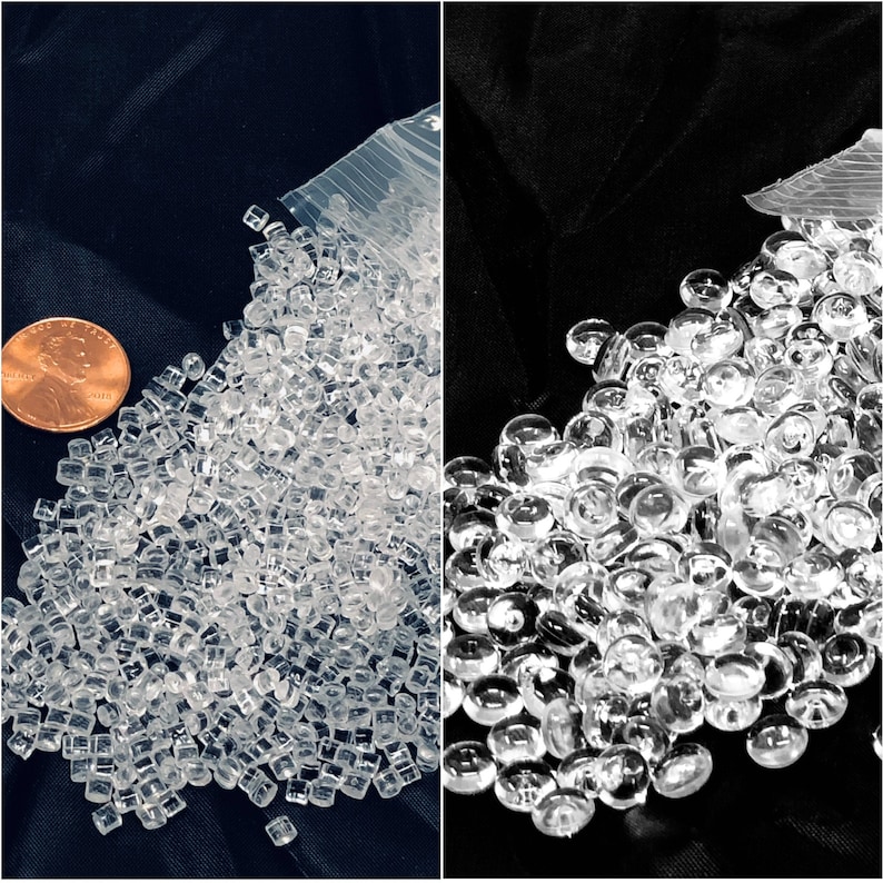 以下が含まれることがあります： 2つの画像が並んでいます。左の画像には、ペニーの隣に、透明で小さな正方形のビーズの山が写っています。右の画像には、透明で丸いビーズの山が写っています。どちらの山も黒い背景にあります。