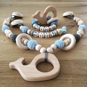 Set &quot;Blue Gray Whale&quot; consisting of pacifier chain and grasping toy with name and stroller chain.
