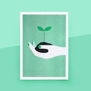 Op de afbeelding: Een witte hand met groene nagellak houdt een kleine groene plant vast met twee bladeren die uit een zwarte aardehoop groeien.
