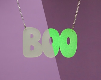 Collar de Halloween que brilla en la oscuridad con la palabra Boo: joyas espeluznantes y divertidas para fiestas de Halloween