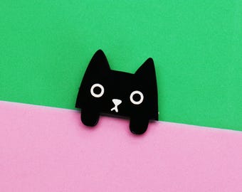 Broche Peeping Cat – zwarte acryl lasergesneden met handgeschilderde details