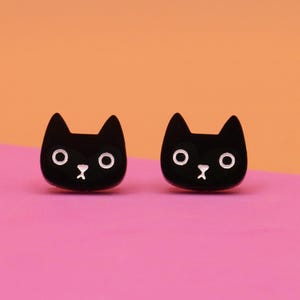 キュートな黒猫のスタッドピアス - 猫好きのための個性的な猫顔ピアス - ハンドメイドアクリルピアス - 彼女への楽しいギフト - かわいいジュエリー