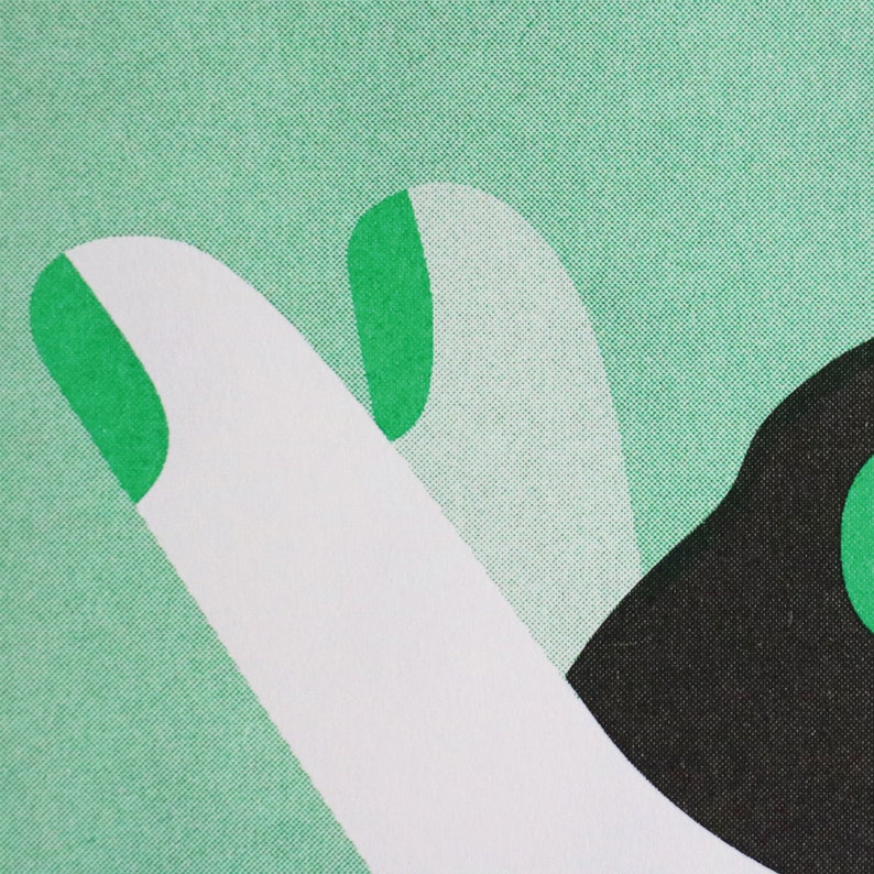 Op de afbeelding: Een close-up van een groene en witte stof met een zwart en groen ontwerp. Het ontwerp toont een hand met een omhoog wijzende vinger en een gebogen vorm.