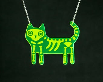 Neongroene kat skeletketting: glanzende rand acryl, zilveren ketting