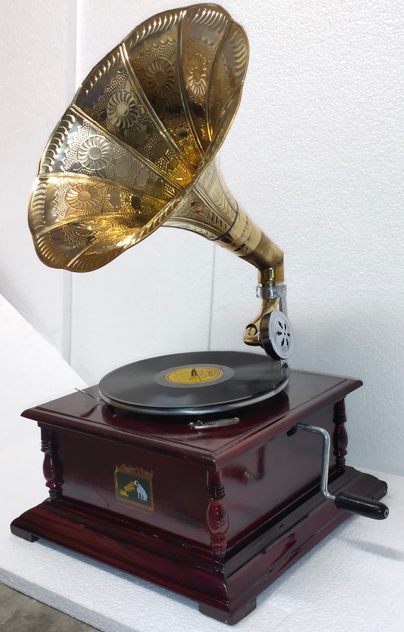Ottieni un telefono gratuito con un antico grammofono vintage, una replica  del fonografo, un giradischi originale in legno funzionante -  Italia