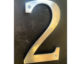 Schwimmende Hausnummer aus poliertem Aluminium - 8 Zoll Cambria Bold Font