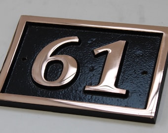 Gegoten koperen huisnummerbord: woondecoratie