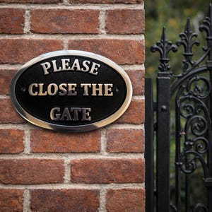 Cast Aluminium Oval Please Close The Gate Sign – Outdoor Farm & Driveway Wall Plaque