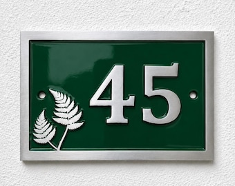 Personalisierte Hausnummerntafel mit Farnmotiv | Hausschild aus Aluminiumguss | Von der Natur inspiriertes Adressschild | Satinierte Oberfläche