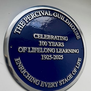 Dunkelblaue Heritage Style Plakette aus silbernem Aluminiumguss. Massiver Guss im London Style. Verschiedene Farben