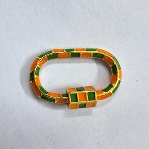 Mosquetão de prata esterlina 925 feito à mão, lindo mosquetão de esmalte verde amarelo multicolorido de prata 925 em formato oval, joias de mosquetão personalizadas