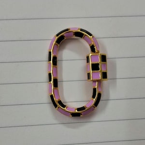Mosquetão de prata esterlina feito à mão, lindo mosquetão oval de prata 925 com esmalte marrom escuro rosa e joias personalizadas