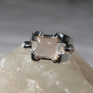 Handgemachter natürlicher Rosenquarz Silberring - Quadratischer Rosenquarz, zwei runde Perlen und 925 Sterling Silber - Statement Ring