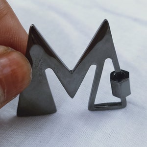 Mosquetón con letra de plata de ley hecho a mano, mosquetón con letra M, mosquetón con letra personalizada, colgante con candado de letra