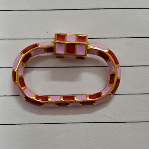 Mosquetón de plata de ley hecho a mano, hermoso mosquetón de plata 925 con esmalte rojo y rosa en forma ovalada, joyería con mosquetón personalizada
