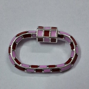 Mosquetón de plata de ley hecho a mano, hermoso mosquetón ovalado con esmalte rojo rosa multicolor de plata 925, joyería con mosquetón personalizada.