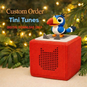 Puede incluir: Un altavoz rojo en forma de cubo con una figura de pájaro de dibujos animados. El altavoz tiene una rejilla de altavoz con forma de gato y el texto "Custom Order Tini Tunes DIGITAL DOWNLOAD ONLY". El pájaro es azul, blanco y amarillo.