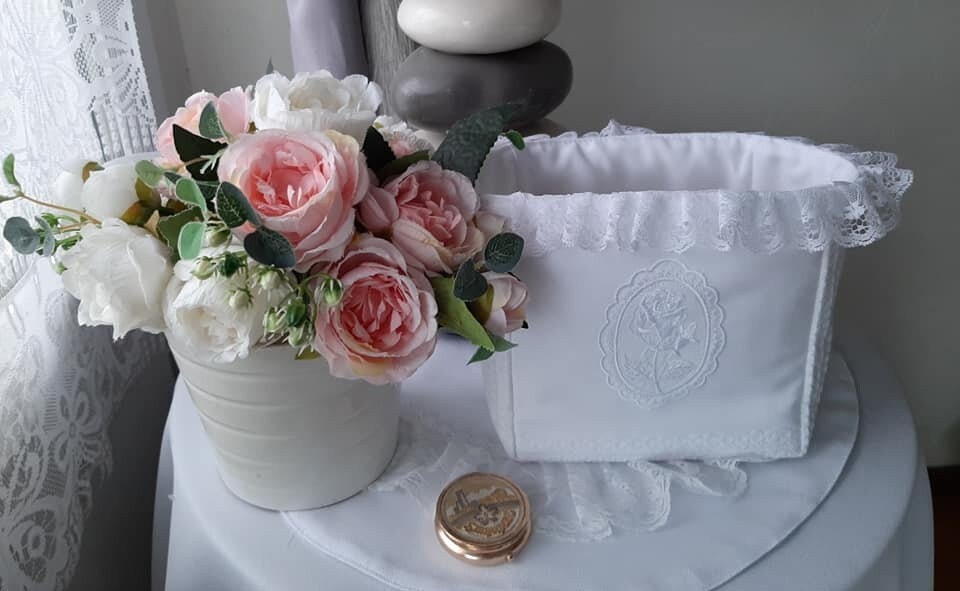 Panière Nid d' Abeille Blanc Brodée Médaillon Rose