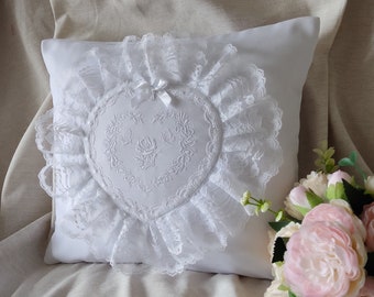 Coussin blanc brodé coeur rose blanche