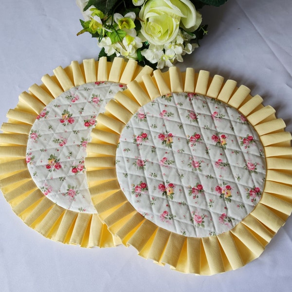 Duo of english cottage round placemats