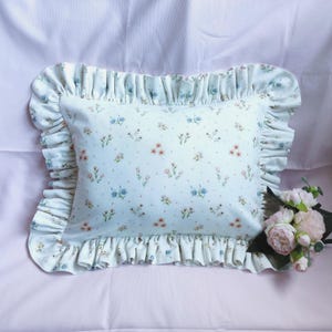 Rectangular cushion with multicolored flowers