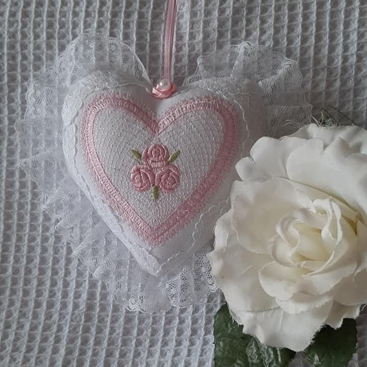 Coeur à Suspendre Brodé Trio de Roses et Dentelles